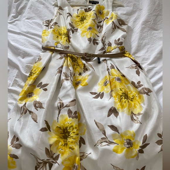 🌼Jessica Howard Designer Dress 👗14W with Gorgeous🌼Yellow Flowers. Like New 🌼 - Picture 2 of 16